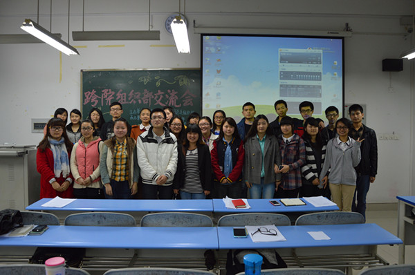 //zsxy.lileyule.com/upfiles/2014-3/201431892113226.jpg?title=怪诞黑家族